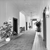 Interieur, overzicht van de gang op eerste verdieping met stucplafond, links het trappenhuis - Baarn - 20027194 - RCE -  Groeneveld: Interieur, overzicht van de gang op eerste verdieping met stucplafond, links het trappenhuis 