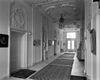 Interieur, overzicht van de gang richting de achterzijde, met stucwerk, marmeren tegels en met links in een nis een beeld, voorstellende Neptunus, toegeschreven aan beeldhouwer Jan van Logteren - Baa… -  Groeneveld: Interieur, overzicht van de gang richting de achterzijde, met stucwerk, marmeren tegels en met links in een nis een beeld, voorstellende Neptunus, toegeschreven aan beeldhouwer Jan van Logteren 