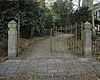 Hekpijlers met toegangshek, linker oprijlaan - Baarn - 20338466 - RCE -  Villa Pera: Hekpijlers met toegangshek, linker oprijlaan 