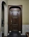 Interieur eerste verdieping, overloop met deur - Baarn - 20338478 - RCE -  Villa Pera: Interieur eerste verdieping, overloop met deur 