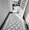 Interieur gang, betegelde vloer - Baarn - 20322592 - RCE -  De Bremstruik: Interieur gang, betegelde vloer 