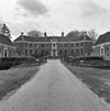 Overzicht van de voorzijde met gedeeltelijk zichtbaar de beide bouwhuizen - Baarn - 20027143 - RCE -  Groeneveld: Overzicht van de voorzijde met gedeeltelijk zichtbaar de beide bouwhuizen 