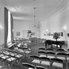 Interieur, overzicht van de muziekkamer met stucplafond en kroonluchter - Baarn - 20027195 - RCE -  Groeneveld: Interieur, overzicht van de muziekkamer met stucplafond en kroonluchter 