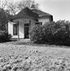 Dienstwoning, links in voorgevel 1e steen W.A.F. K.N.M. 2-8-1834 - Soestdijk - 20202430 - RCE -  Paleis Soestdijk: dienstwoning, links in voorgevel 1e steen W.A.F. K.N.M. 2-8-1834 