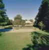 Overzicht park met vijver en wintertuin