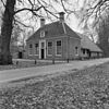 Overzicht van de voorgevel en de rechter zijgevel van de boerderij - Baarn - 20027165 - RCE -  Huis Groeneveld - Boerderij 'De Ossenstal' Of 'Jagershuis': Overzicht van de voorgevel en de rechter zijgevel van de boerderij 