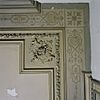 Interieur begane grond, rechter achterkamer, detail stucplafond, hoekornament en schildering - Baarn - 20338564 - RCE -  Villa Pera: Interieur begane grond, rechter achterkamer, detail stucplafond, hoekornament en schildering 