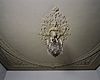 Interieur begane grond, linker voorkamer met stucplafond en beschildering, ornament en lamp - Baarn - 20338485 - RCE -  Villa Pera: Interieur begane grond, linker voorkamer met stucplafond en beschildering, ornament en lamp 