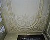 Interieur begane grond, stucplafond met beschildering aan het eind van de gang - Baarn - 20338481 - RCE -  Villa Pera: Interieur begane grond, stucplafond met beschildering aan het eind van de gang 