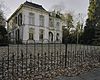 Hekwerk met villa op de achtergrond - Baarn - 20338468 - RCE -  Villa Pera: Hekwerk met villa op de achtergrond 