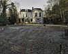 Overzicht tuin met achtergevel - Baarn - 20338459 - RCE -  Villa Pera: Overzicht tuin met achtergevel 