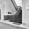 Interieur, overzicht van het trappenhuis met gesneden houten traphek - Baarn - 20027184 - RCE -  Groeneveld: Interieur, overzicht van het trappenhuis met gesneden houten traphek 