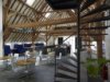 Interieur, overzicht van het restaurant in het voormalige schuurgedeelte, met zicht op de kapconstructie