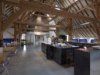 Interieur, overzicht van het restaurant in het voormalige schuurgedeelte, met zicht op de kapconstructie