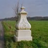 Begin oprijlaan, rechts, hardstenen paal