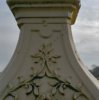 Begin oprijlaan, rechts, hardstenen paal, detail