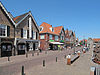 Spakenburg, straatzicht Oude Schans foto4 2012-05-28 13.12.JPG -  Spakenburg, straatzicht Oude Schans (met RM 520414+520415 aan het einde van de straat)  Spakenburg, view to a street: de Oude Schans 