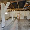 Interieur, overzicht stal, niet meer als stal in gebruik, met schouw rechtsachter - Bunschoten - 20332887 - RCE -  Boerderij / Herberg 'Het Lam': Interieur, overzicht stal, niet meer als stal in gebruik, met schouw rechtsachter 