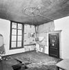 Interieur begane grond, kamer voorzijde, plafond met stucwerk, voor restauratie - De Bilt - 20331896 - RCE -  Sluishoef: Interieur begane grond, kamer voorzijde, plafond met stucwerk, voor restauratie 