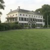 Overzicht van de voorgevel en de linkerzijgevel van het hoofdgebouw