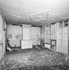 Interieur begane grond, kamer in de noordwesthoek, plafond met stucwerk, voor restauratie - De Bilt - 20331899 - RCE -  Sluishoef: Interieur begane grond, kamer in de noordwesthoek, plafond met stucwerk, voor restauratie 