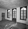 Interieur begane grond, middenkamer aan de voorzijde, plafond met stucwerk, voor restauratie - De Bilt - 20331897 - RCE -  Sluishoef: Interieur begane grond, middenkamer aan de voorzijde, plafond met stucwerk, voor restauratie 