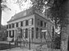 Voorgevel, rechter zijgevel en toegangshek - Baambrugge - 20026705 - RCE -  Huize Postwijck: Voorgevel, rechter zijgevel en toegangshek (opmerking: In: Buiten ; 23(1929), nr. 48, p. 568) 