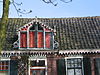 Vinkeveen, Baambrugse Zuwe, woonhuis, detail zuidgevel - img5653 -  Vinkeveen, Baambrugse Zuwe 1-3 --- Detail van de zuidgevel met de rijke versiering. 
