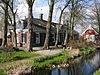 Vinkeveen, Baambrugse Zuwe, woonhuis met voorm wagenmakerij -img5430 -  Vinkeveen, Baambrugse Zuwe 1-3 --- Dit fraaie pand werd rond 1870 gebouwd en bestond uit een woonhuis, smederij en wagenmakerij. Opvallend is de rijke versiering. 
