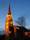 Wilnis, Koningin Julianastraat 23, NH kerk - img 6192 -  NH kerk uit 1877-1878, in eclectische stijl. Architect F.J. Nieuwenhuis. Deze kerk verving de oude kerk die op de plaats van het huidige kerkhof stond. Op 16 augustus 1876 stortte de toren in en deze verwoeste in zijn val het gehele schip van de kerk. De nieuwe kerk werd iets ten zuiden van de plaats van de oude kerk gebouwd. 