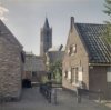 Zicht vanaf Wakkerendijk 4 op de zuid-oostgevel van de kerktoren