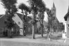 Inkijk Kerkstraat vanaf de Wakkerendijk met kerk op de achtergrond
