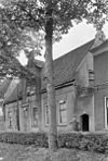 Voorgevel van monumentaal pand te IJsselstein, ten tijde van de opname tot onbewoonbare woning verklaard - IJsselstein - 20119925 - RCE -  IJsselstein/ Woonhuis: Voorgevel van monumentaal pand te IJsselstein, ten tijde van de opname tot onbewoonbare woning verklaard 