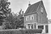 Huis met hoog zadeldak