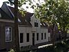 Laag huis met in het midden gemetselde topgevel