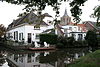 Dorpsstraat 14-1 -  Groot oud wit pand aan het water te Linschoten 