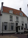 Gepleisterde herenhuis, rechte kroonlijst, eibernest op schoorsteen