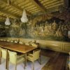 Interieur, plafond met omstucte balken en wandbespanning van geschilderd linnen in de grote zaal