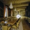 Interieur, overzicht van de grote zaal met een plafond met omstucte balken en wandbespanning van geschilderd linnen
