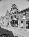Overzicht voorgevel met trapgevel - Oudewater - 20344585 - RCE -  Trapgevel/ Winkel: Overzicht voorgevel met trapgevel (opmerking: Gefotografeerd voor Huizen in Nederland, Hendrick de Keyser) 