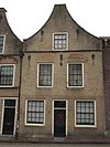 Pand met ingezwenkte gevel verminkte, trapgevel