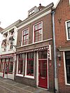 Pand met verdieping en schilddak