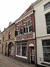 Pand met verdieping en schilddak, dat aan de achterzijde aansluit tegen een puntgevel