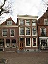 Pand met twee verdiepingen en lijstgevel met geprofileerde en van kuiven voorziene vensteromlijstingen