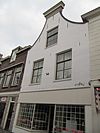 Pand met gepleisterde, ingezwenkte gevel, vermoedelijk 17e eeuw