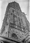 Kerk tijdens de restauratie en beeldje - Rhenen - 20186242 - RCE -  Cunerakerk En Toren: kerk tijdens de restauratie en beeldje 