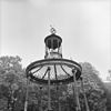 Tuinornament in Rosarium ten noorden van het kasteel - Breukelen - 20041932 - RCE -  Nijenrode: tuinornament in Rosarium ten noorden van het kasteel 