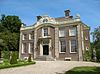 Vegtvliet-voor -  Vegtvliet/Vechtvliet: buitengewoon representatief woonhuis gebouwd rond 1665 voor de Amsterdamse koopman Willem van den Broeck naar ontwerp van Phillips Vingboons. Het Rijksmonument verkeert in zeer goede staat. Wij beschikken over vrijwel de gehele historie van Vegtvliet, welke kennis wij graag in verkorte vorm hier willen mededelen. Het object is prachtig gelegen, pal aan de Vecht met aanlegplaats en heeft een Vechtoever van circa 180 meter. Het huis kenmerkt zich door de fraaie en voorname …