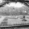 Tuinornament in Rosarium ten noorden van het kasteel - Breukelen - 20041931 - RCE -  Nijenrode: tuinornament in Rosarium ten noorden van het kasteel 