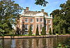 Vegtvliet-Breukelen.JPG -  Vegtvliet/Vechtvliet: buitengewoon representatief woonhuis gebouwd rond 1665 voor de Amsterdamse koopman Willem van den Broeck naar ontwerp van Phillips Vingboons. Het rijksmonument verkeert in zeer goede staat. Het object is prachtig gelegen, pal aan de Vecht met aanlegplaats en heeft een Vechtoever van circa 180 meter. Het huis kenmerkt zich door de fraaie en voorname vormgeving. Sinds de bouw is het elke eeuw een keer gerenoveerd, met als belangrijkste die van rond 1750. Bij die gelegenheid…